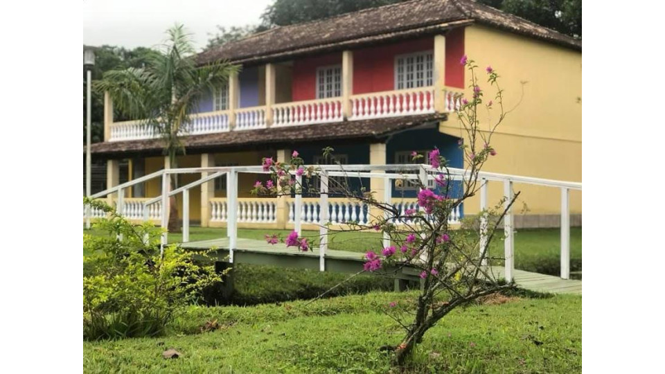 Área externa da clínica de reabilitação em Nova Iguaçu, Rio de Janeiro. Fachada da unidade.