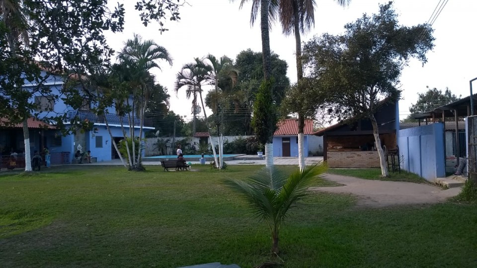 Vista ampla da área externa da clínica de recuperação Seropédica Feminina.